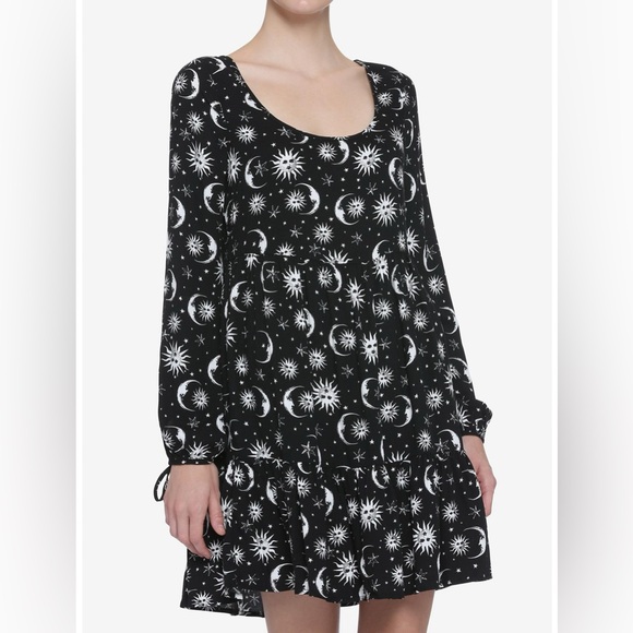 Hot Topic Dresses & Skirts - Hot Topic Black & White Celestial Long-Sleeve Empire Waist Juniors Mini Dress
